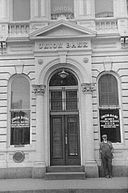 1940 b&w photo of the front of a bank in Virginia, USA